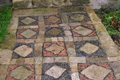 Arfeuille ,vue d'ensemble avec le perron.Tortue : largeur 0.90m, longueur 1m30.Terrasse : largeur 1.50m, longueur 3m